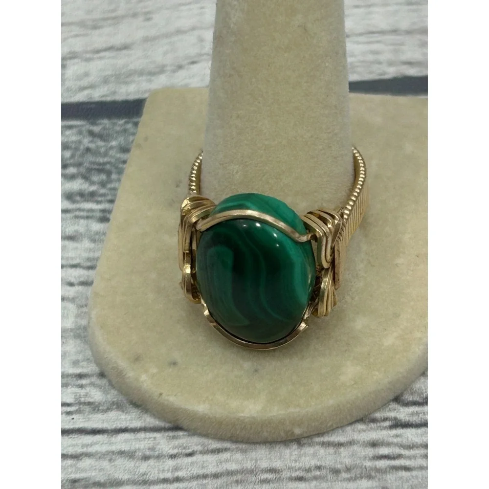 Vintage Gold Tone Wire Wrapped Ring with Green Malachite Oval Stone‎ Size 9